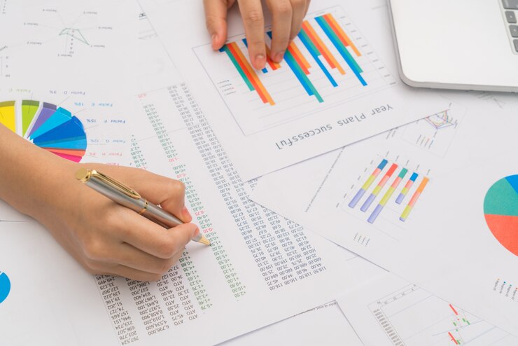 mujer-negocios-mano-graficos-financieros-computadora-portatil-ta_1232-3515