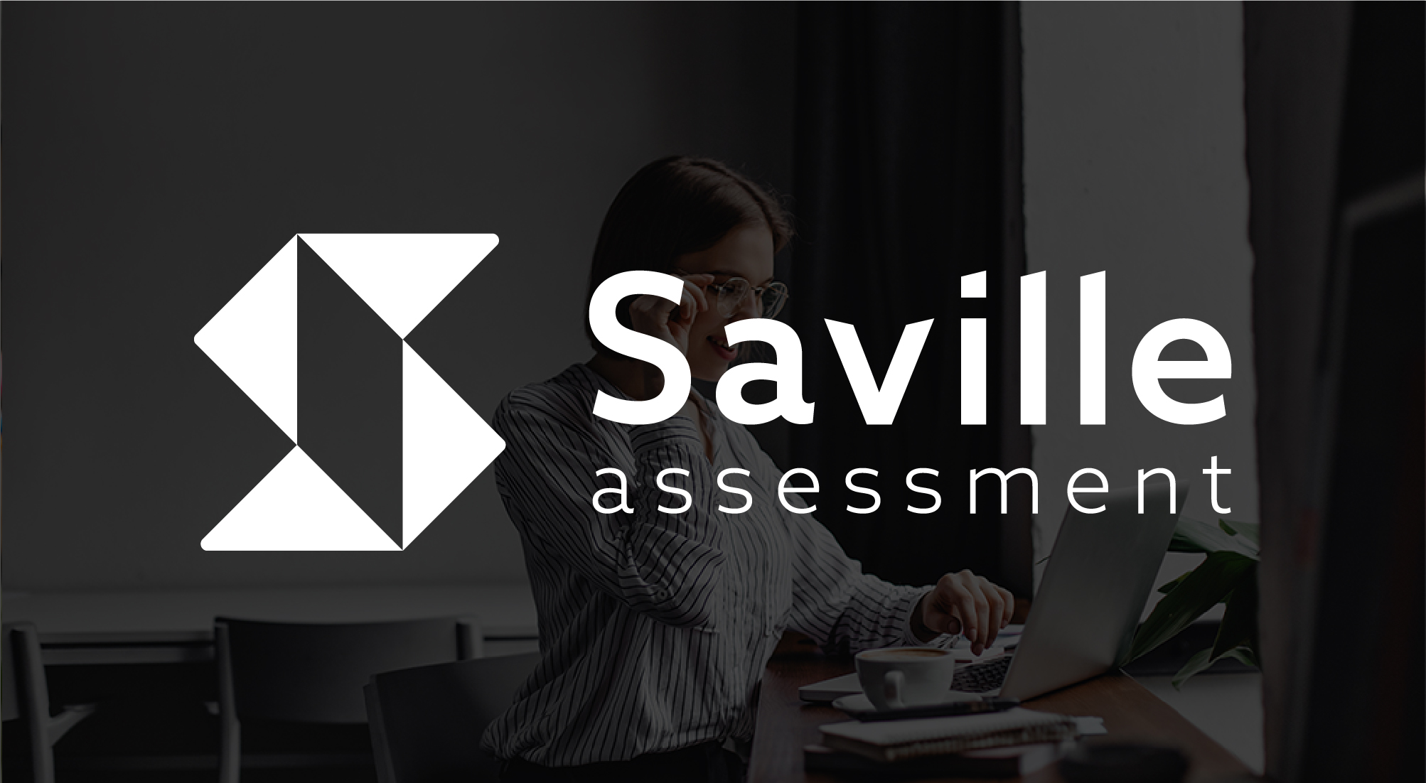 Logo blanco de Saville Assessment en fondo negro