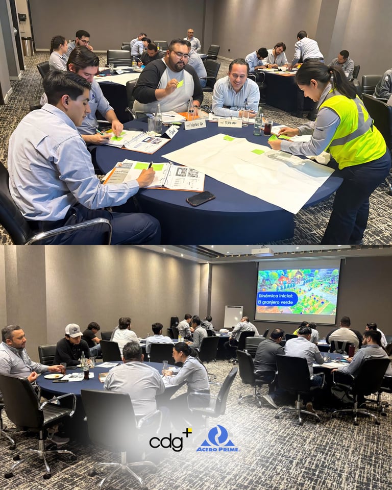 Gerentes y jefes de departamento colaborando en mesas de trabajo durante la impartición grupal del taller de habilidades directivas y liderazgo gerencial para empresas