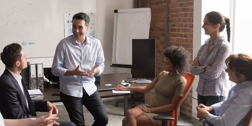 Equipo de profesionales de recursos humanos analizando estrategias de talento durante una reunión de trabajo