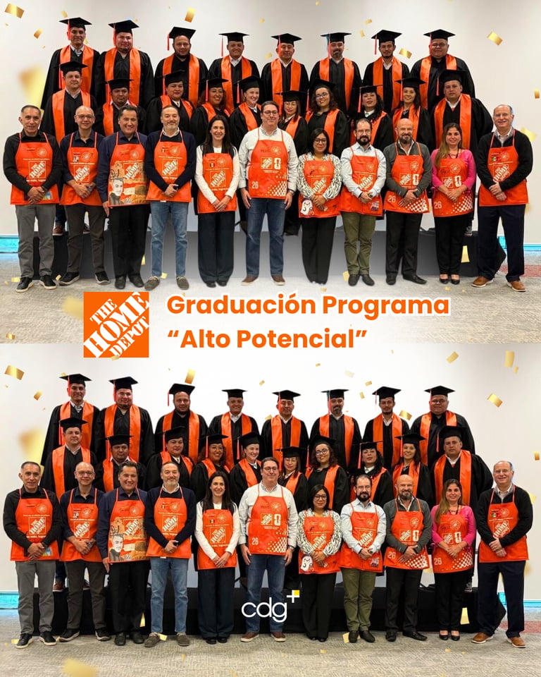 Fotografía grupal de directivos y gerentes celebrando su graduación del programa de formación en liderazgo gerencial de CDG tras concluir con éxito la certificación corporativa