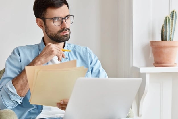 hombre-pensativo-barbudo-trabaja-casa-cuenta-datos-financieros-tiene-documentos-papel_273609-44272
