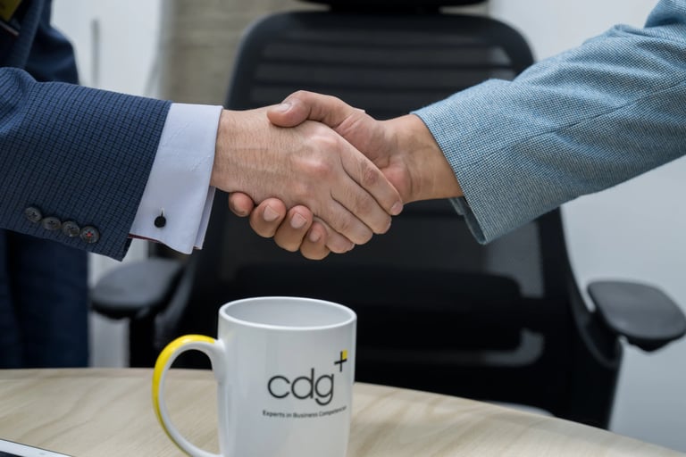Saludo de manos entre dos profesionistas de cdg