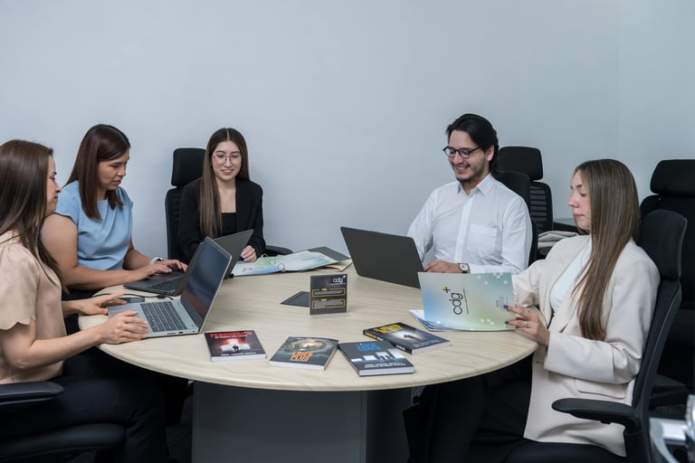 Equipo de profesionales de recursos humanos analizando estrategias de talento durante una reunión de trabajo