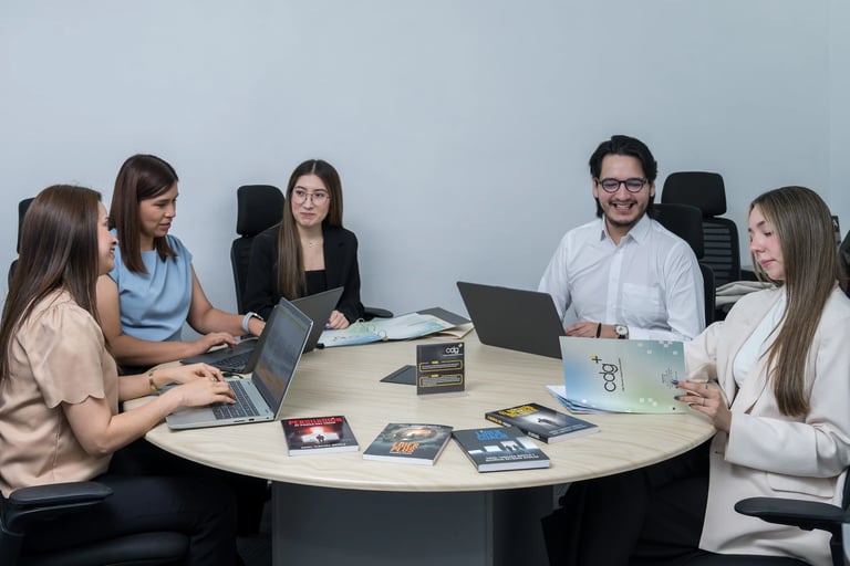Equipo de profesionales reunido para analizar proyectos y colaborar en estrategias de talento y desarrollo organizacional