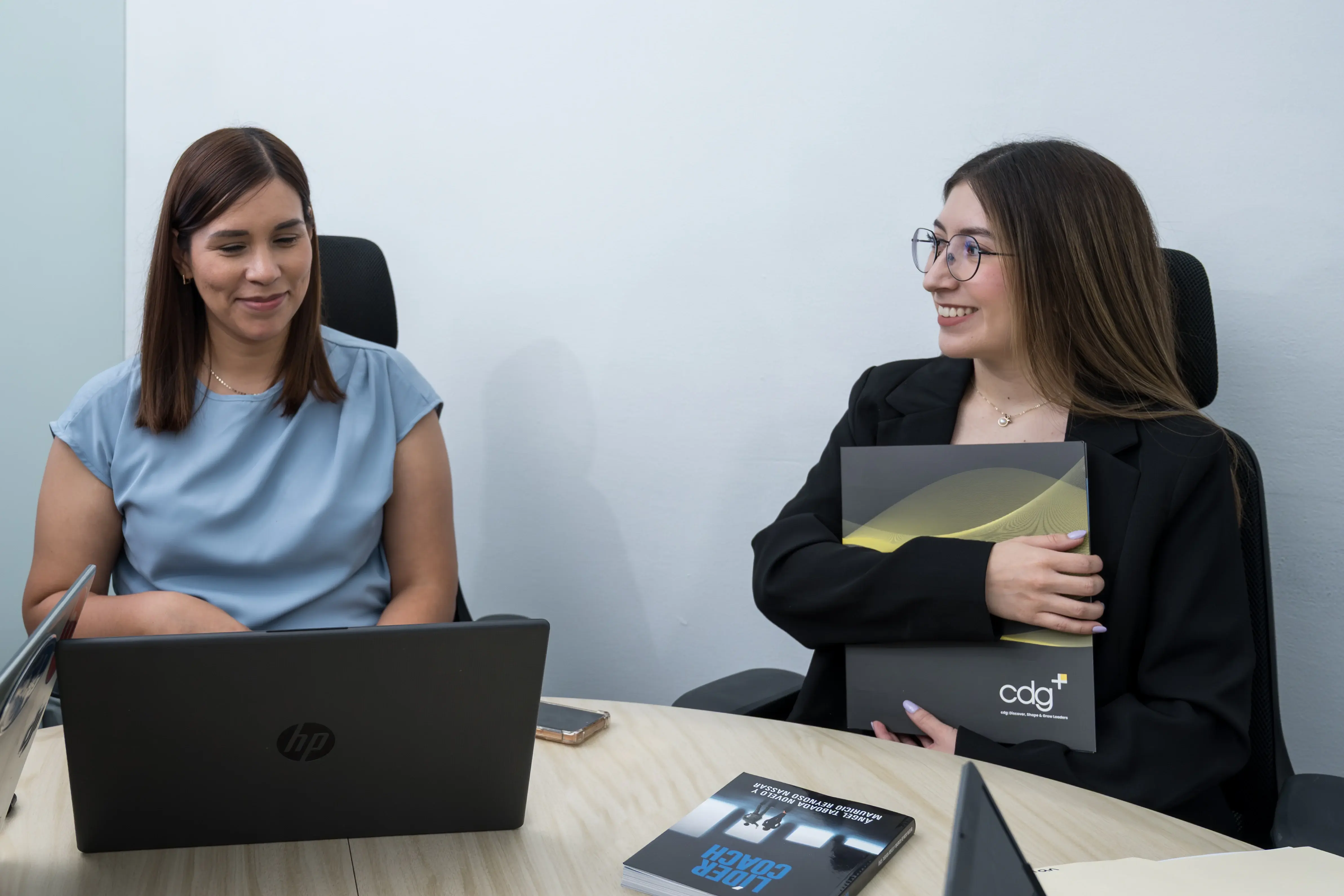 Profesionales conversando durante una reunión de trabajo sobre talento y desarrollo organizacional