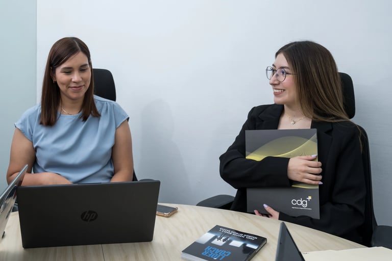 Profesionales conversando durante una reunión de trabajo sobre talento y desarrollo organizacional