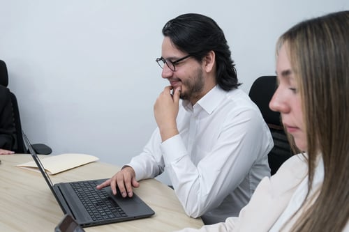 Profesionales colaborando durante una reunión de trabajo sobre estrategias de talento y desarrollo organizacional
