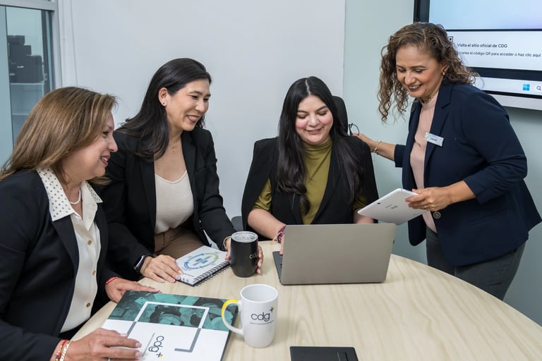 Reunión ejecutiva de directores de recursos humanos institucionalizando el modelo de planeación estratégica de talento alineado a los objetivos de negocio y rentabilidad corporativa