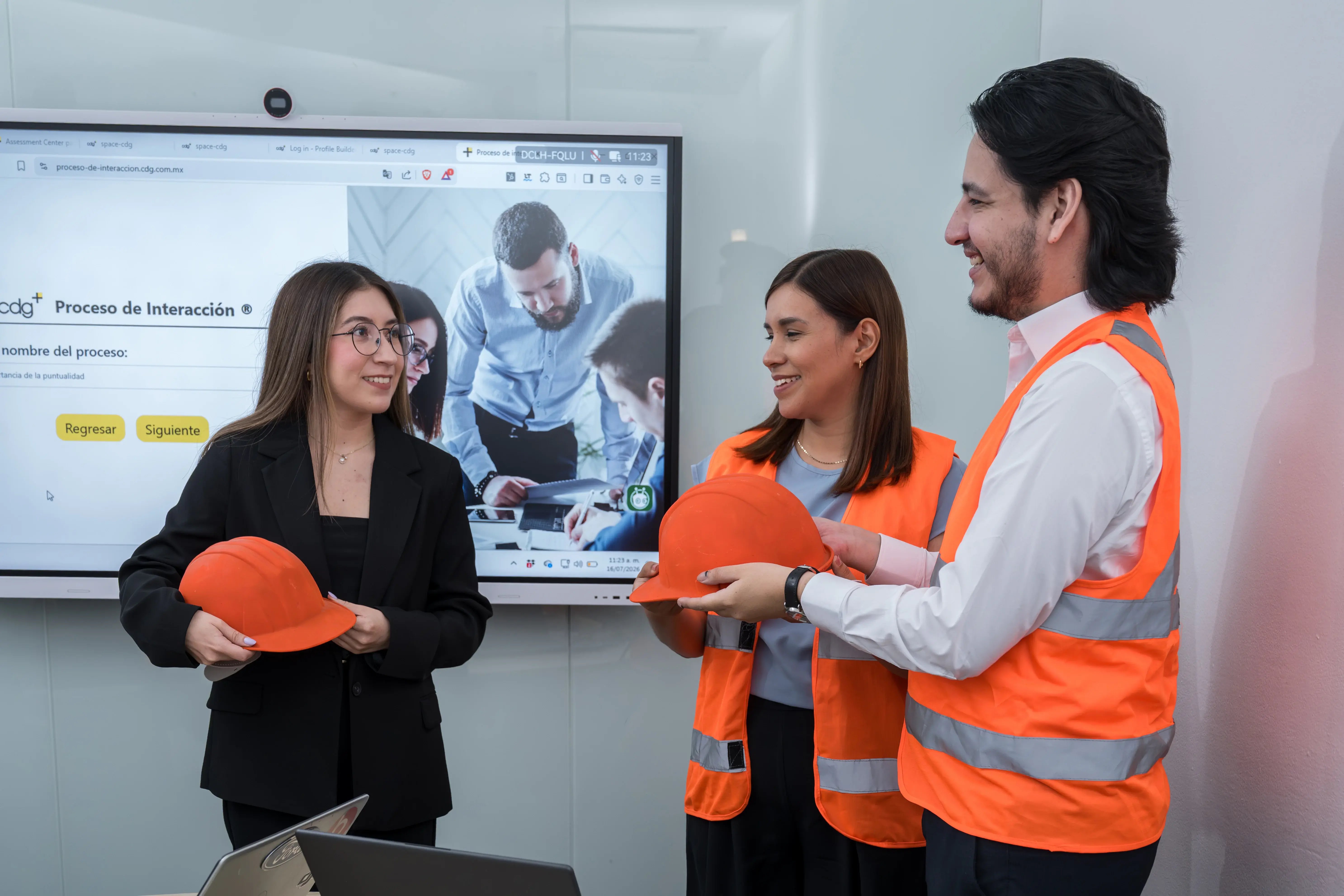 Fotografía de portada que simula un entrenamiento de capacitación para supervisores de industria en planta, analizando el Proceso de Interacción® para la gestión de equipos operativos