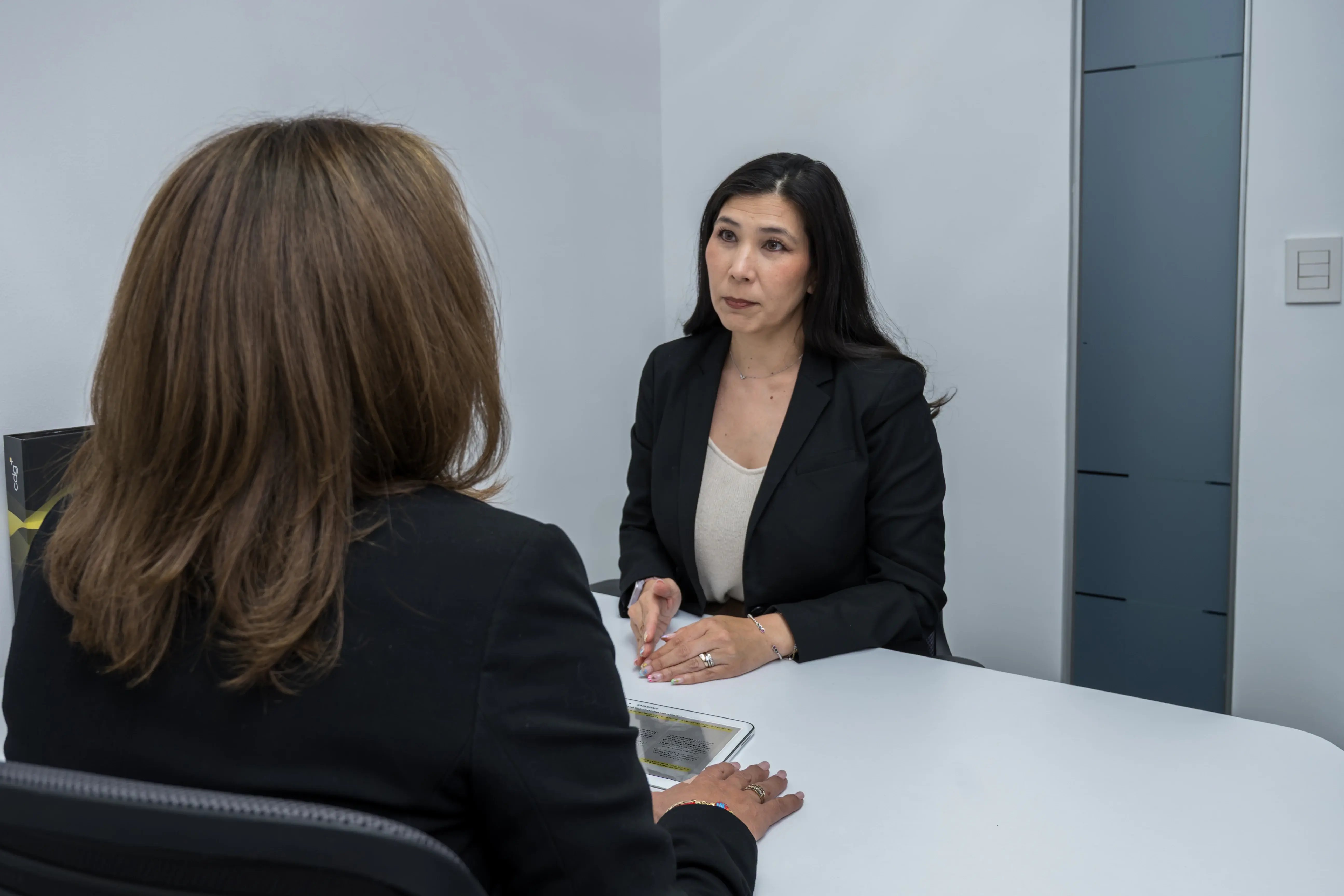 Imagen de portada que simula un proceso de coaching ejecutivo, mostrando a un coach senior certificado guiando a un director corporativo en una sesión de alineación estratégica
