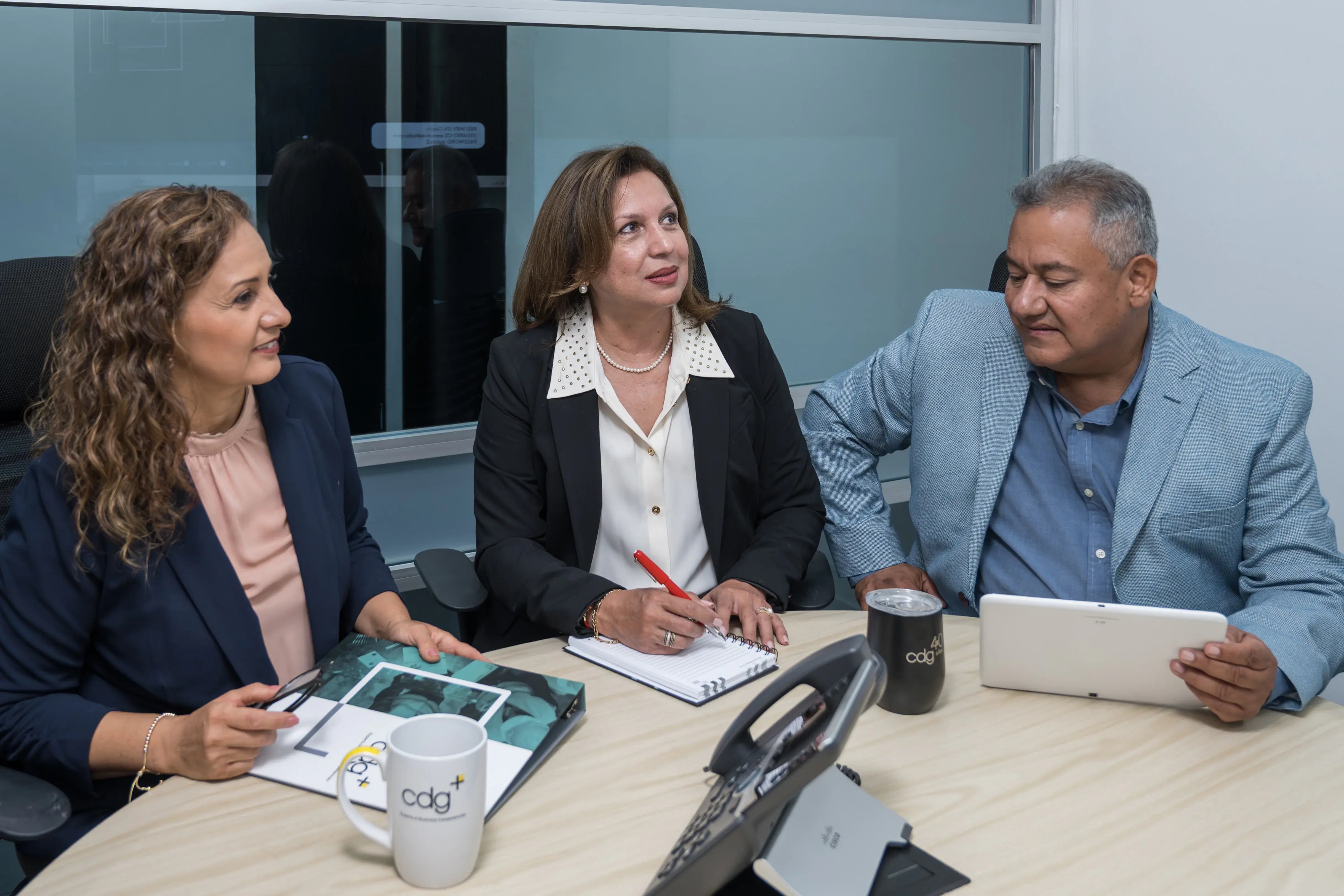 Fotografía de un comité de talento evaluando una matriz de competencias para la promoción correcta de profesionistas a puestos directivos clave con metodologías de CDG