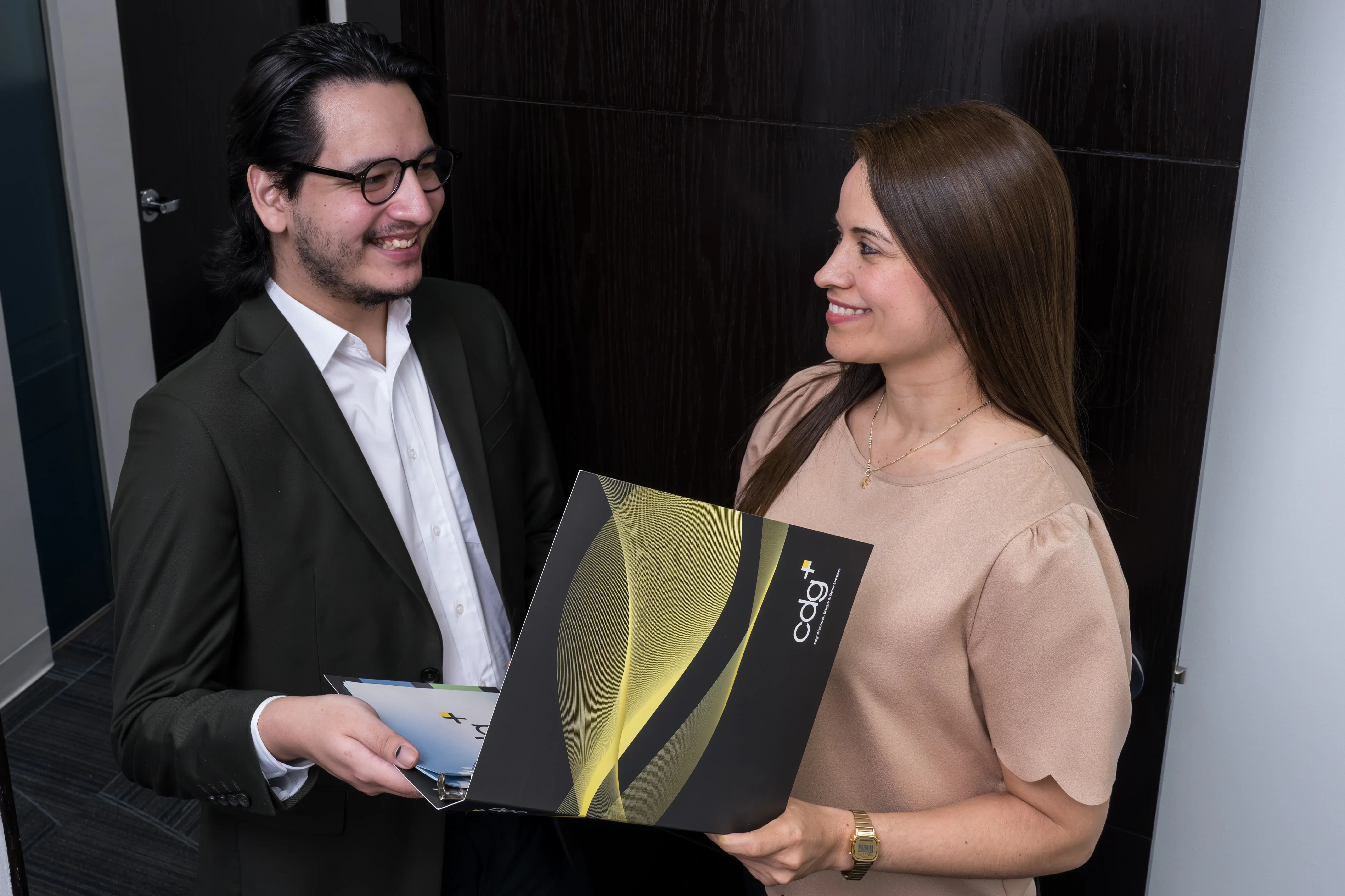 Profesionales de consultoría conversando y compartiendo información sobre soluciones de talento y desarrollo organizacional