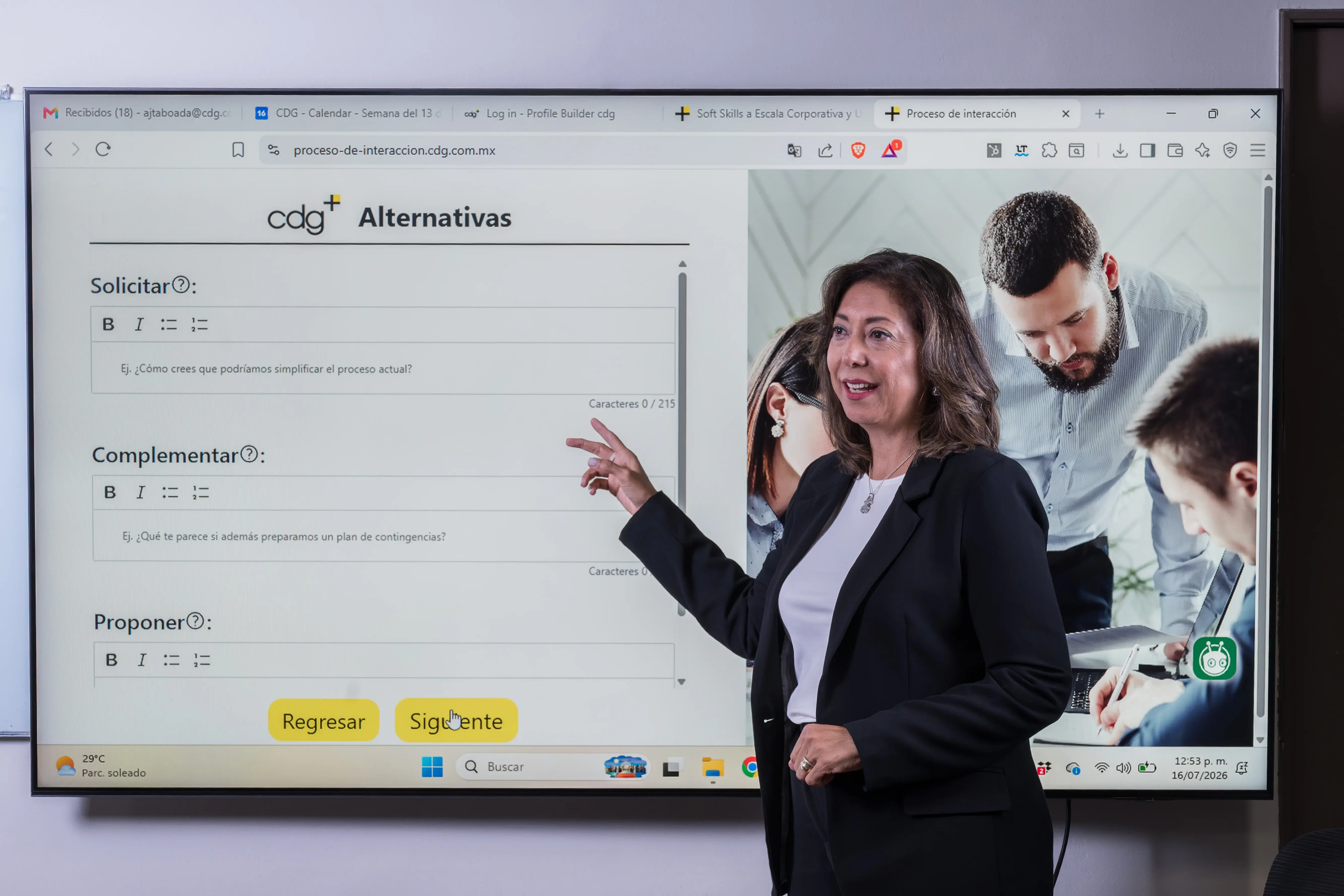 Post image: Profesional presentando el Proceso de Interacción de cdg para mejorar la colaboración y gestión de equipos.