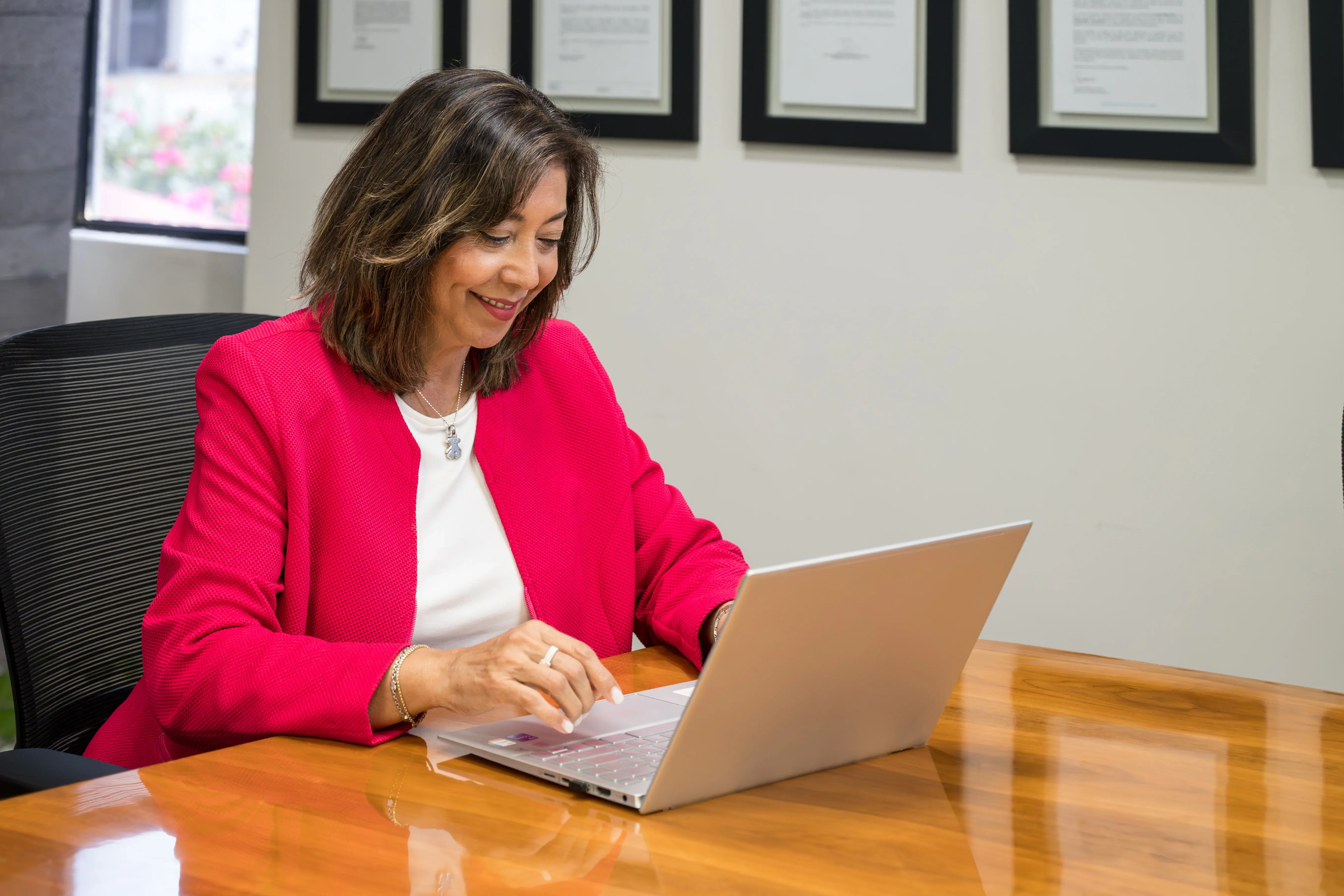 Profesional analizando información en una laptop como parte de su desarrollo y trabajo profesional en un entorno corporativo